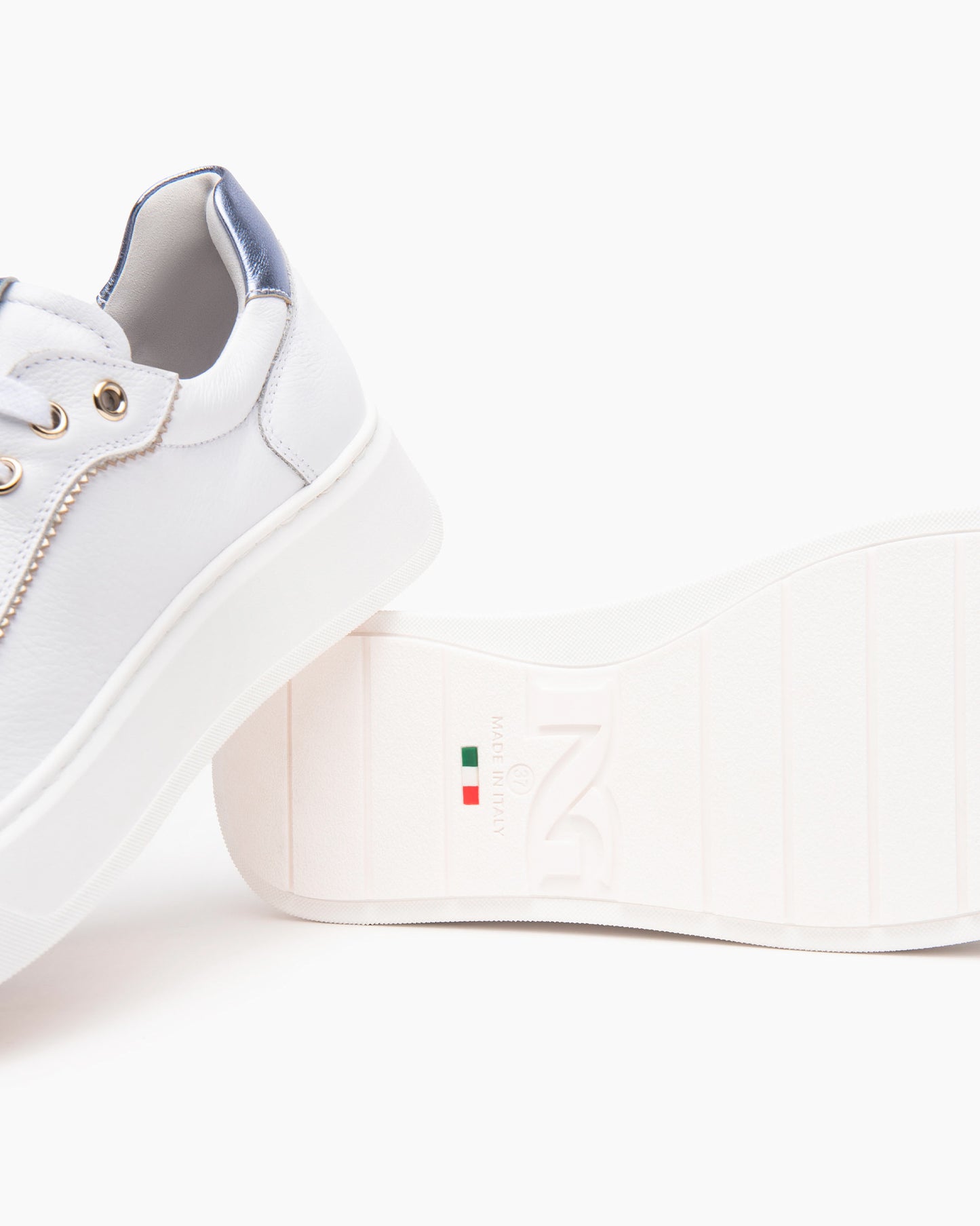 Sneakers Nero Giardini Platform Bianche con Charms Azzurri
