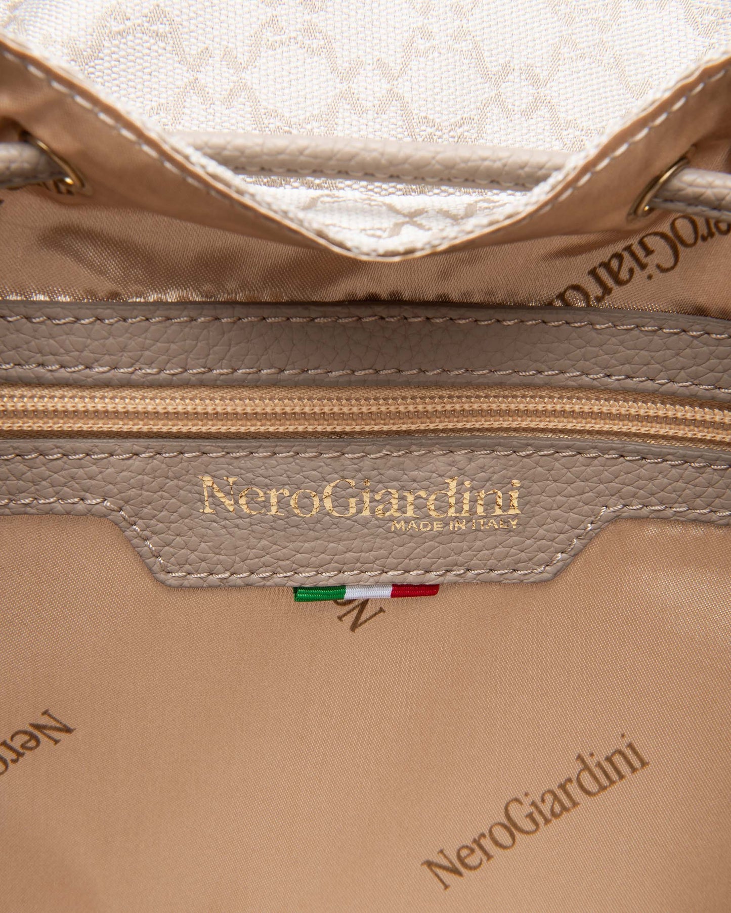 Zaino in materiale tecnico beige e logo da donna E644211D_331